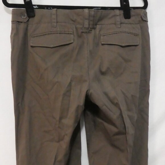 CLUB MONACO | size 6 | Stylish Khaki Mid-Rise Capris - Picture 12 of 14